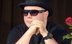 Donatan prowokuje publikując zdjęcie fajerwerków z podobizną Grety Thunberg