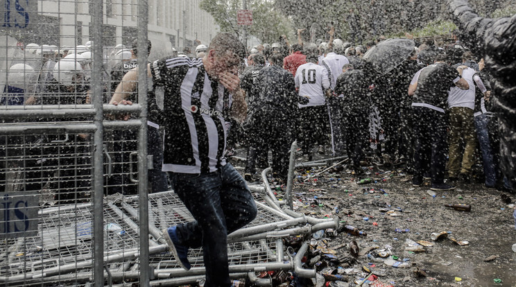 Belépő nélkül akartak a stadionba jutni a szurkolók  /Fotó: AFP