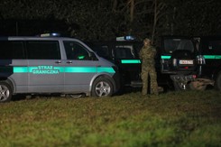 Policja opublikowała kolejne NAGRANIE wykonane po zmroku na granicy polsko-białoruskiej