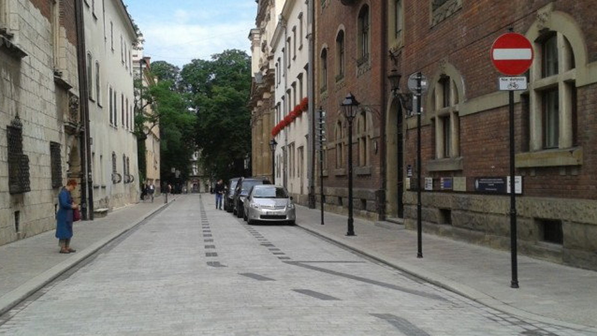 Kolejna uliczka w ścisłym centrum Krakowa zyskała nowy, stylowy wygląd. Zakończył się remont na św. Anny, jednej z ulic prowadzących do Rynku Głównego. Zamiast asfaltu położono granitową kostkę, a co najbardziej zwraca uwagę, z kamienia zostały wykonane nawet pasy wyznaczające drogę rowerową.