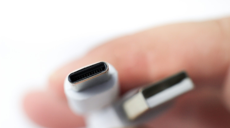 Gyártótól függetlenül ugyanolyan USB-C port kerül a legfeljebb 100 W teljesítményű, vezetékesen tölthető új mobiltelefonokra, táblagépekre, digitális fényképezőgépekre, fej- és fülhallgatókra, hordozható játékkonzolokra, hangszórókra, e-könyv-olvasókra, billentyűzetekre, egerekre, hordozható navigációs rendszerekre és laptopokra / Fotó: Northfoto