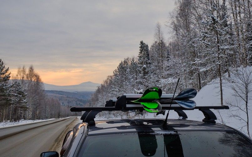 Jak bezpiecznie przewozić narty i snowboard? O tych zasadach musisz pamiętać