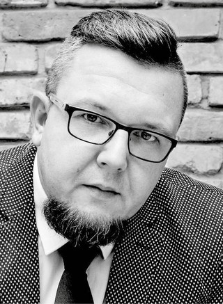 Jakub Andrzejczak, doktor nauk humanistycznych, profesor Wielkopolskiej Akademii Społeczno -Ekonomicznej i kierownik Zakładu Socjologii Wychowania. Prowadzi badania i szkolenia dotyczące funkcjonowania dzieci i młodzieży w świecie cyfrowym