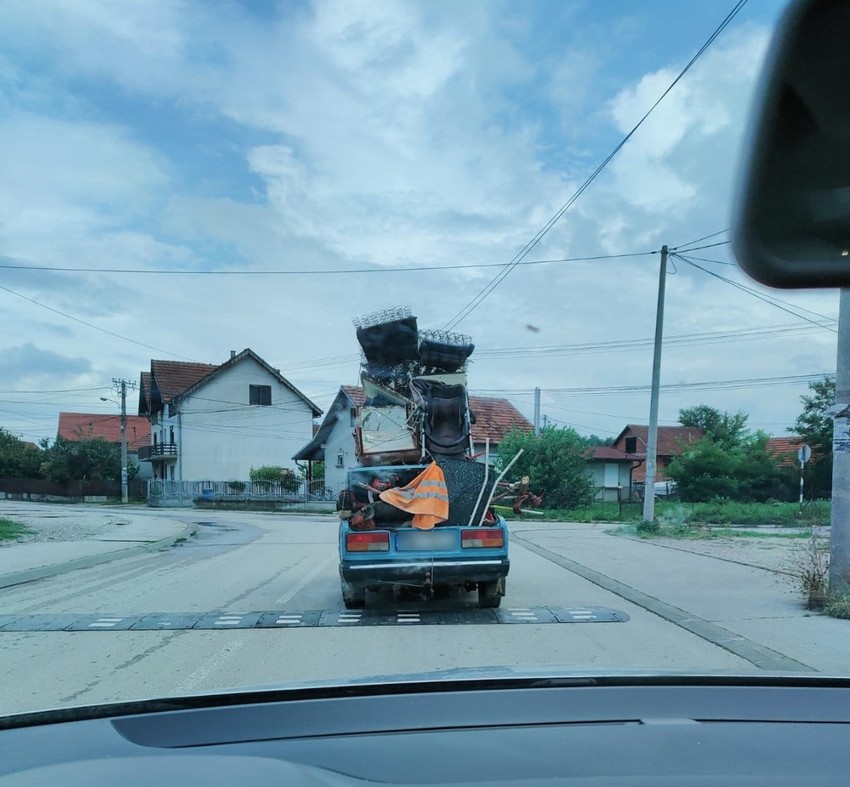 Čačak, pretovarena Lada