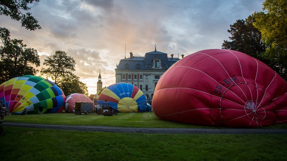 II Zawody Balonowe "In The Silesian Sky" - start balonów świtem z pszczyńskiego parku zamkowego - 25.06.2022 r. - autor: Andrzej Grynpeter