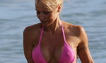 Słoneczny patrol trwa! Pamela Anderson na plaży