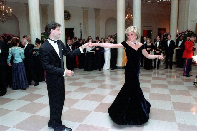 Ledi Di sa čuvenim minđušama i Džonom Travoltom 1985. u Beloj kući foto: CNP/AdMedia/Sipa press