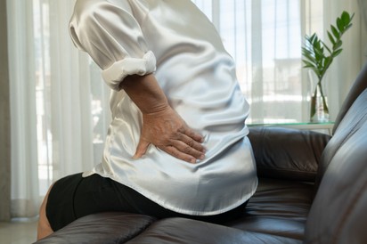 Folyton csak az egyik oldalon fáj a dereka? Ebből tudhatja, ha tumor az oka