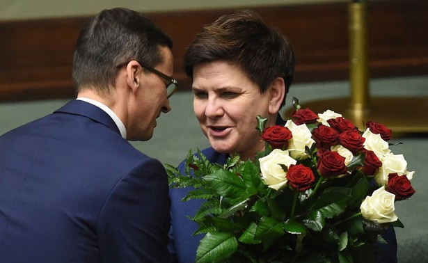 Biało-czerwone róże dla Morawieckiego. Nowy premier oficjalnie powitany przez Szydło w KPRM