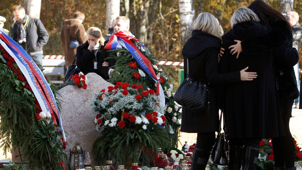 Pełnomocnicy niektórych rodzin ofiar katastrofy smoleńskiej, z którymi rozmawiała PAP, krytycznie ocenili dzisiejszą propozycję Prokuratorii Generalnej ws. zadośćuczynień. Inni wstrzymują się z komentarzami do czasu przeprowadzenia konsultacji z ich klientami.