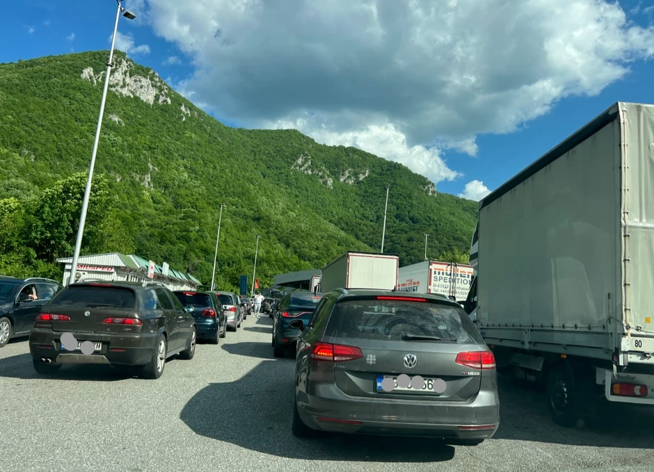 Kolaps saobraćaja na graničnim prelazima sa Crnom Gorom