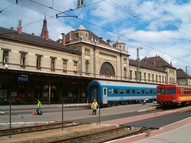 Dworzec Kolejowy w Pecs, stolicy regionu Dél-Dunántúl na Węgrzech. Źródło: Wiki Commons, GNU Free Documentation License.