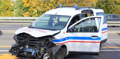 Ambulans wbił się w barierki