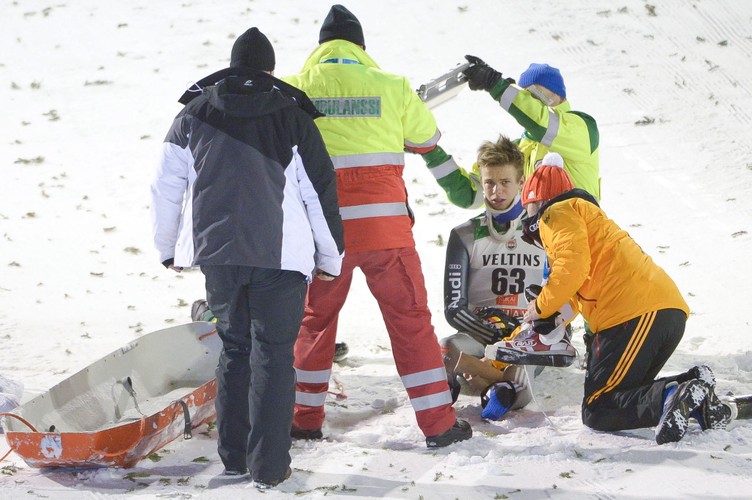 Fatalne upadki na skoczni w Kuusamo. Wellinger i Lanisek trafili do szpitala