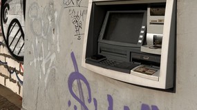 Od lutego 2026 r. korzystanie z bankomatów będzie luksusem. Visa i Mastercard szykują rewolucję w cennikach