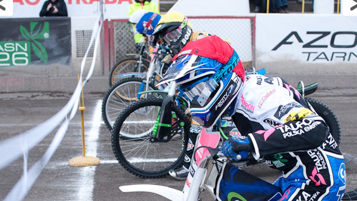 Drużyna Tauron Azotów Tarnów przegrała na własnym torze z drużyną Unibaksu Toruń 42:47 w meczu V rundy Speedway Ekstraligi. Był to dla tarnowian trzeci występ przed własną publicznością w sezonie 2011, i kolejna - już piąta z rzędu porażka w tych rozgrywkach. Spotkanie w Tarnowie obfitowało w emocje a końcowy wynik został ustalony dopiero w 14 wyścigu.