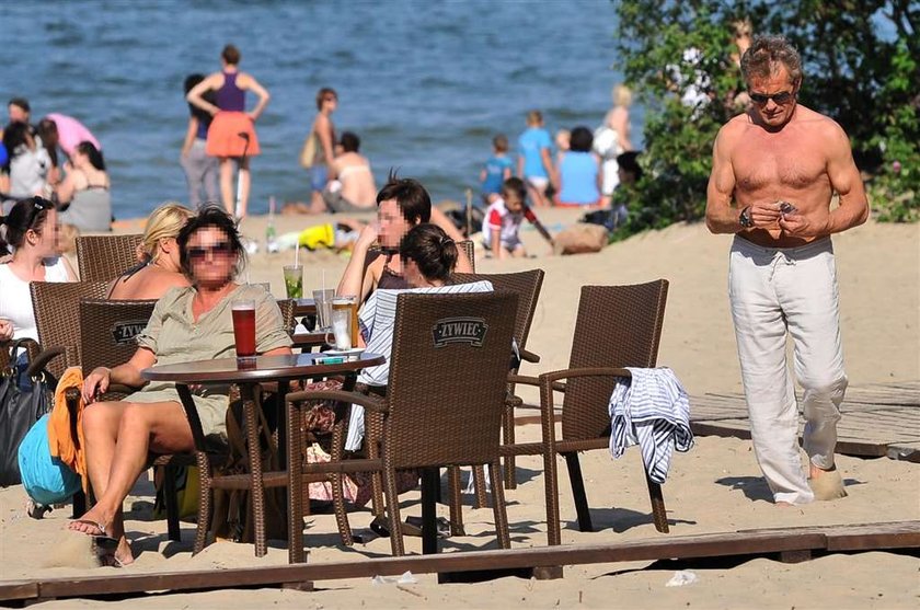 Włodarczyk na plaży. Ale mu dobrze! FOTY