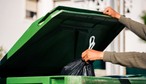 Od 1 stycznia 2026 r. podwyżki za wywóz śmieci. 53 złote (za osobę) za odpady segregowane i 159 złotych za odpady niesegregowane