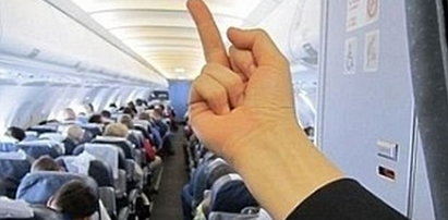 Stewardessę wyrzucono z pracy, bo pokazała pasażerom...