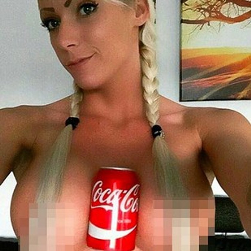 Coca cola między piersiami