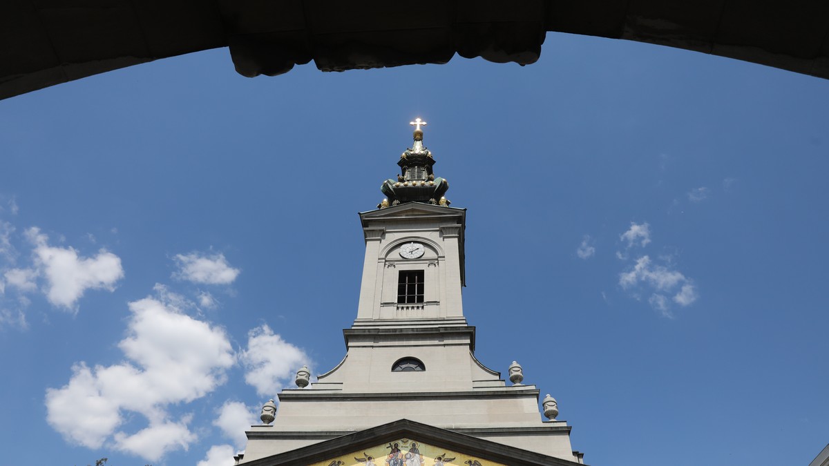 Oskrnavljena crkva Sabora srpskih svetitelja na Karaburmi: Freske prefarbane crvenom bojom