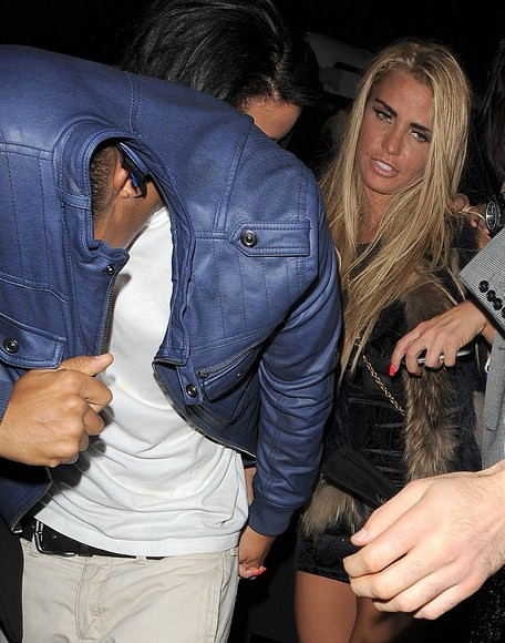 Katie Price wychodzi z klubu w Londynie (fot. Agencja BE&amp;W)