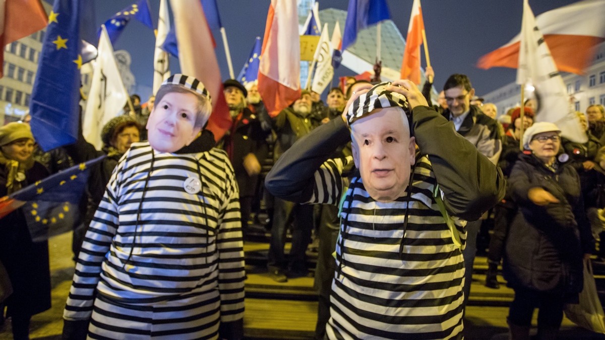 Uczestnicy manifestacji poparcia dla Donalda Tuska w Poznaniu