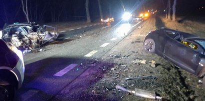 Brawura na drodze zakończyła się wielką tragedią. Auto z 19-latkiem za kółkiem zderzyło się czołowo z samochodem kierowanym przez 20-latka. Obaj zginęli