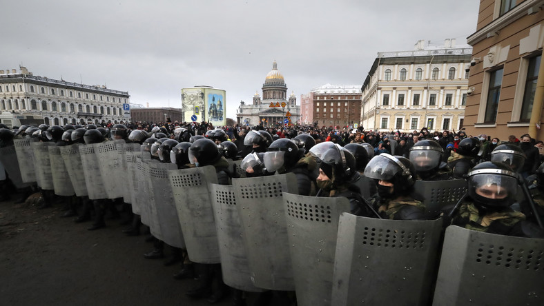 Rosyjska policja na ulicach Petersburga