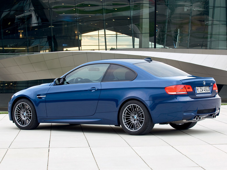 BMW M3 model 2009: zmiany wewnątrz i nowy tył