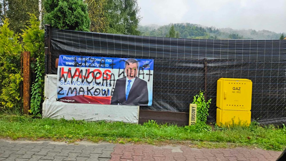 Zniszczone plakaty wyborcze PiS w Makowie Podhalańskim