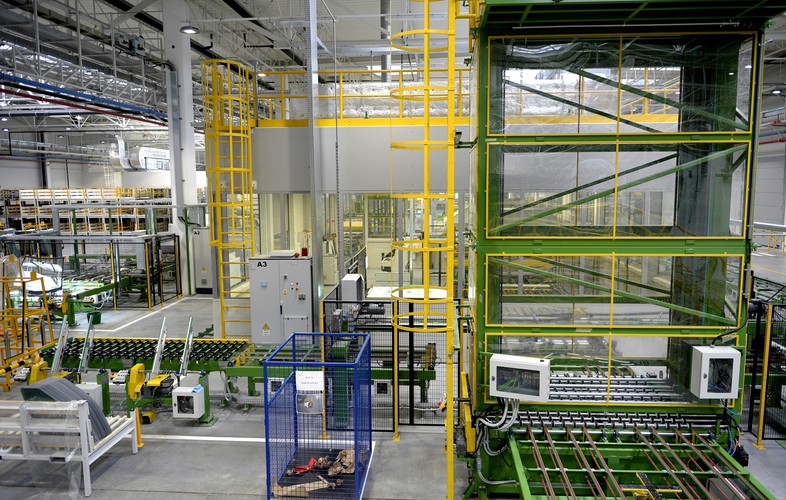 Wśród odbiorców produktów z Chmielowa są takie marki aut osobowych jak Jaguar, Ford, Volkswagen, Land Rover, Fiat, Honda oraz ciężarowych MAN, DAF, Mercedes i Volvo.<br><br>fot. (dd/cat) PAP/Darek Delmanowicz