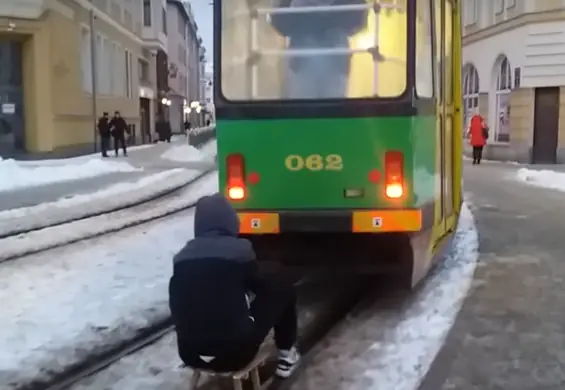 Na sankach za tramwajem ulicami Elbląga. Bohater nagrania może mieć problemy