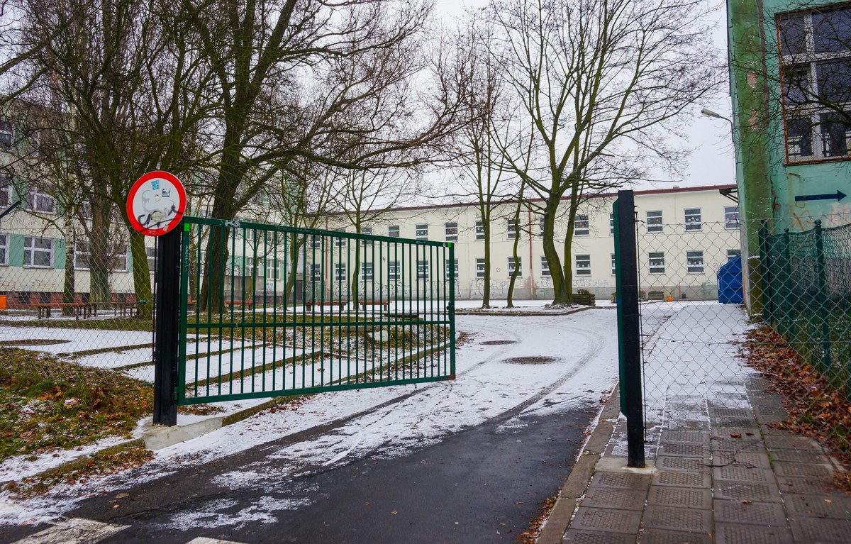 Szkoła w zimowej aurze