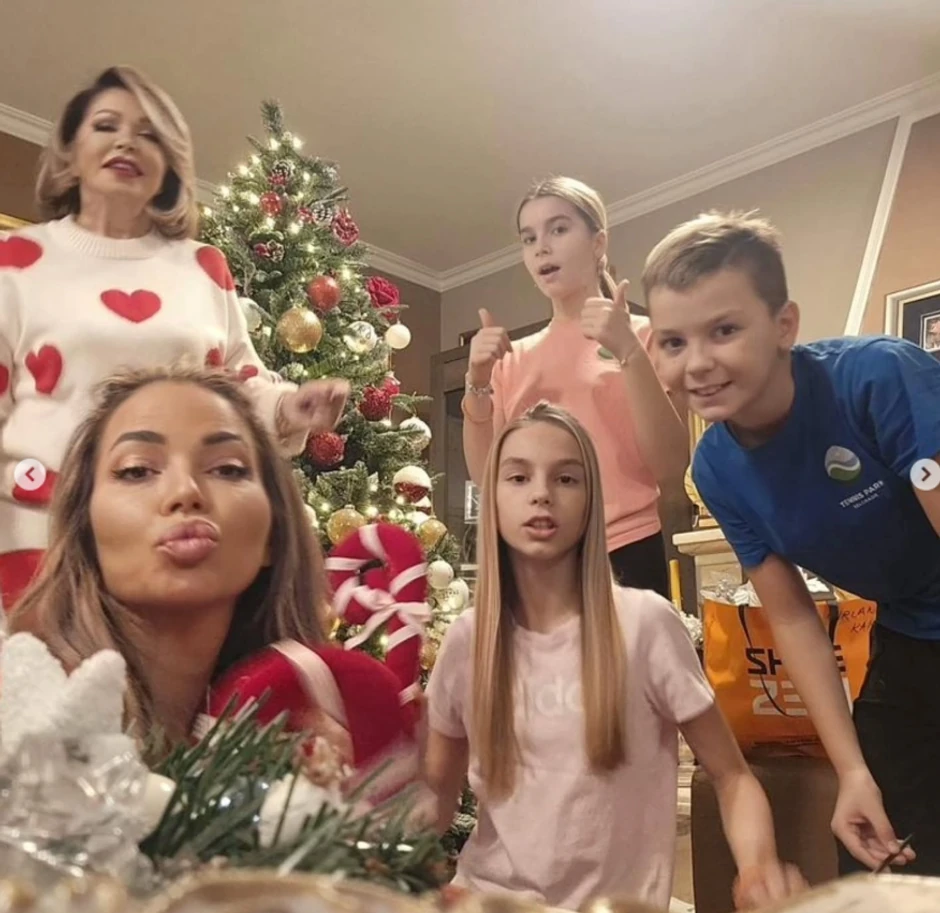 Neda Ukraden sa unukama kiti kuću