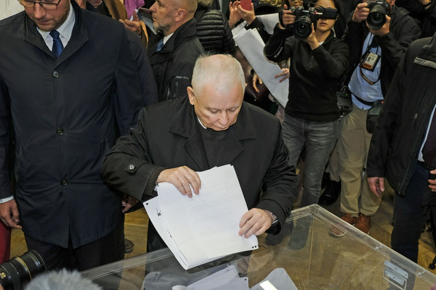 Jarosław Kaczyński oddaje swój głos w wyborach parlamentarnych, 15 października 2023 r.