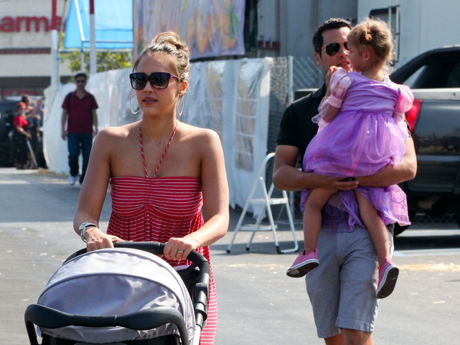 Na imprezę przyjechała także Jessica Alba z Cashem Warrenem i córkami Honor i Haven