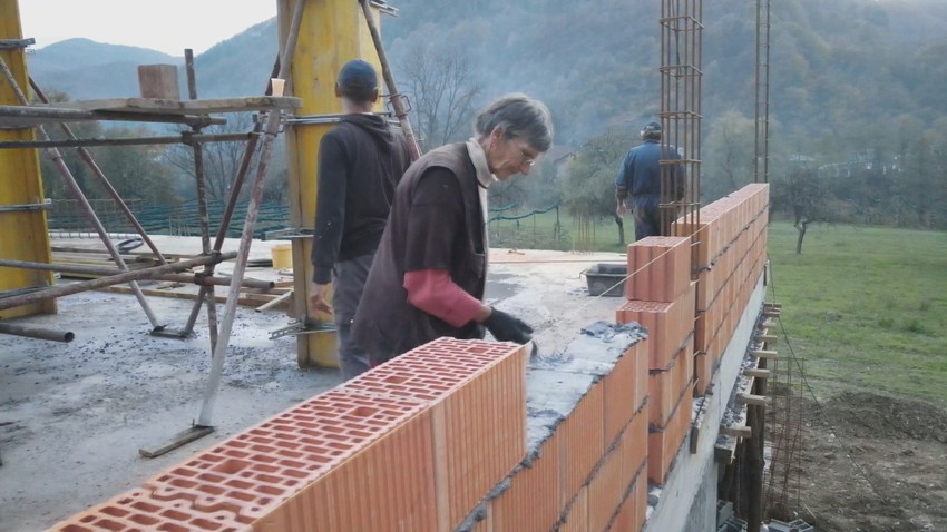 Snežana iz Ivanjice je žena legenda, u osmoj deceniji radi na gradilištu sa suprugom