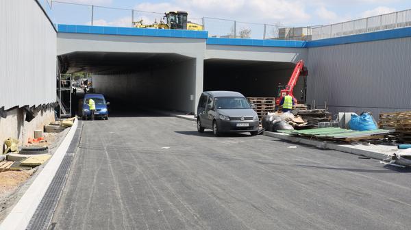 Długość na ok. 100 metrów, 23 metry szerokości i głębokość na 7,5 metrów pod ziemią, a do tego możliwość bezkolizyjnego przejazdu w kierunku wschód-zachód. W Krakowie trwa budowa tunelu drogowego wzdłuż ul. Opolskiej