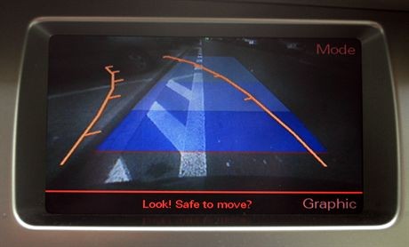 03.11.2006 WarszawaZdjecia do testu samochodu AUDI Q7 Quattro.n/z obraz z kamery cofania wlaczajacej sie przy wlaczeniu wstecznego bieguFot. Wojciech Grzedzinski