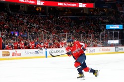 Owieczkin zdobył 812. bramkę w NHL. Hat-tricki Schmaltza i Vatrano [WIDEO]