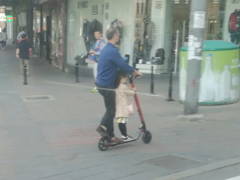 Među čestim prekršajima je i da roditelji prevoze decu na ovom električnom vozilu