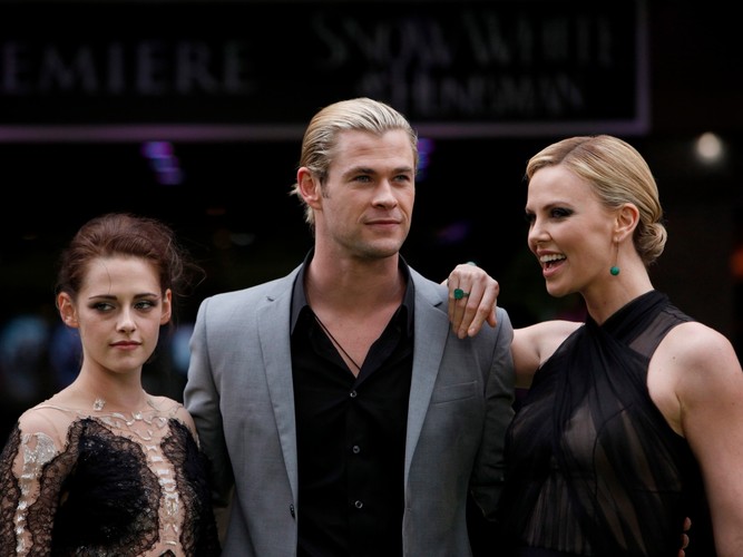 Kristen Stewart, Chris Hemsworth i Charlize Theron