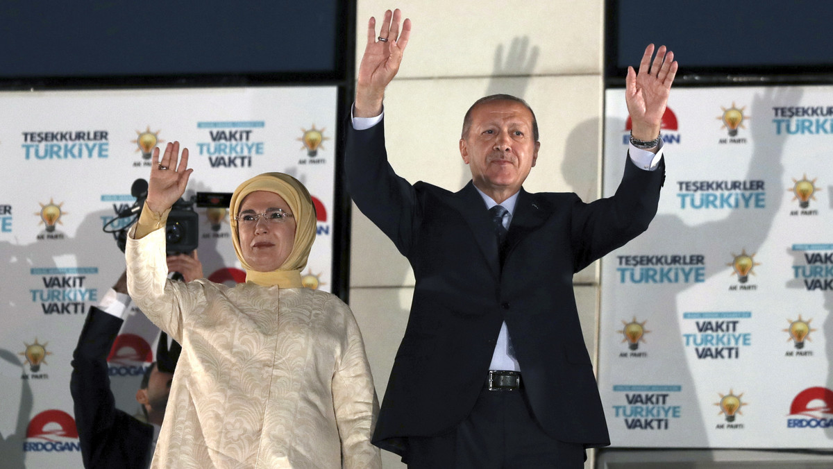 Turecka opozycja nie miała równych warunków prowadzenia kampanii przed wczorajszymi wyborami prezydenckimi i parlamentarnymi - oceniła OBWE. Organizacja stwierdziła, że media w Turcji faworyzowały prezydenta Recepa Tayyipa Erdogana i jego partię AKP. Jednocześnie OBWE pochwaliła wysoką frekwencję w wyborach.