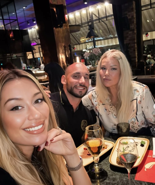 Tea Tairović sa suprugom i majkom