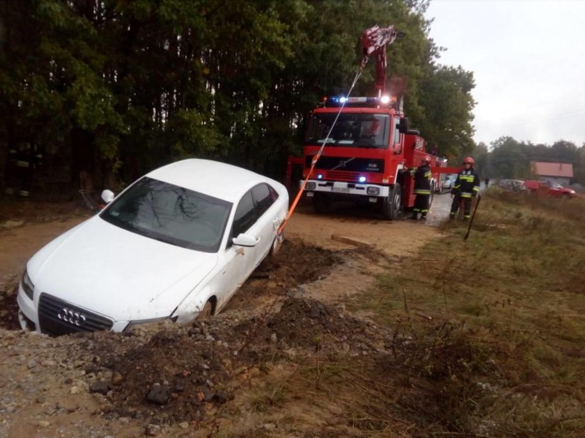 Zapadła się pod nim jezdnia. Mógł utonąć