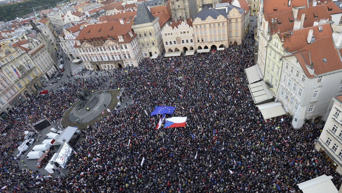 Około 25 tys. osób protestowało wczoraj wieczorem na praskim Rynku Staromiejskim i sąsiednich ulicach przeciwko minister sprawiedliwości Marii Beneszovej i premierowi Andrejowi Babiszowi. Szef rządu nazwał protest "przedwyborczym teatrem".