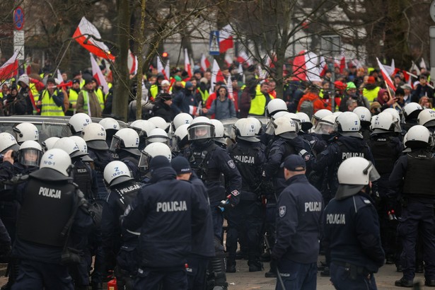 Warszawa, 06.03.2024. Demonstracja rolników w Warszawie, 6 bm. Rolnicy z całej Polski kontynuują protesty. Ich powodem jest m.in. niedawna decyzja Komisji Europejskiej o przedłużeniu bezcłowego handlu z Ukrainą do 2025 roku, a także sprzeciw wobec prowadzonej przez Unię Europejską polityce Zielonego Ładu. (sko) PAP/Paweł Supernak