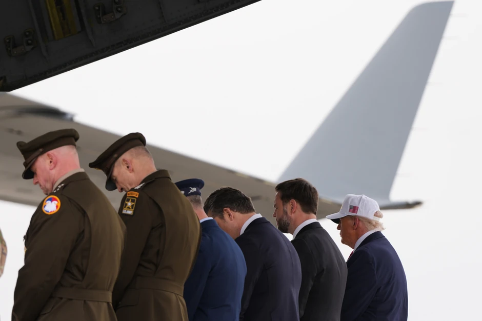 General Den Kejn, Pit Hegset, Džej Di Vens i Donald Tramp tokom povratka tela šestorice američkih vojnika poginulih u iranskom napadu u Kuvajtu, u bazi Dover u Delaveru 7. marta