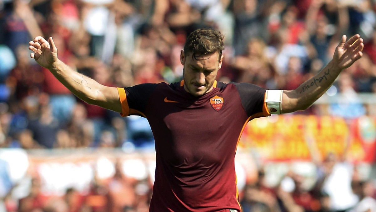 Francesco Totti dokonał kolejnego niebywałego osiągnięcia. Piłkarz związany przez całą karierę wyłącznie z AS Roma strzelił w niedzielę 300. gola dla swojej drużyny. 38-latek dokonał tego na kilka dni przed kolejnymi urodzinami i niemal dokładnie w 21 lat od swojej pierwszej bramki dla ukochanego klubu.